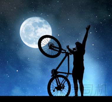 一個男人用一輛自行車的輪廓