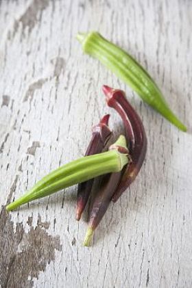 绿色和紫色的黄秋葵图片