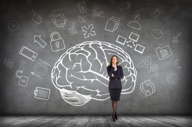 女人站在大繪制大腦旁邊