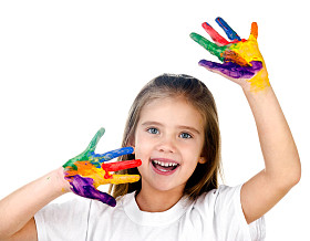 快乐可爱的小女孩，用彩色画手