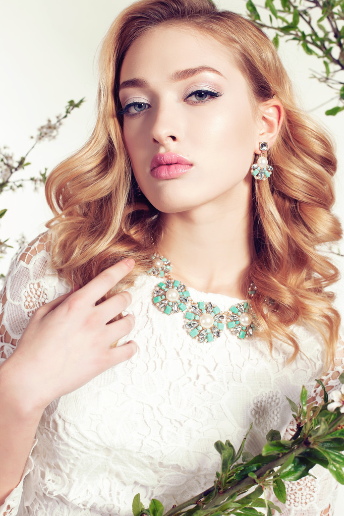 金黄色卷发的年轻女人 金黄色卷发的年轻女人