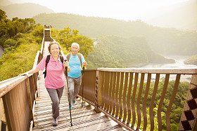 幸福的亚洲高级夫妇在山上徒步旅