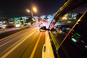 夜晚的城市，从车后视图.图片