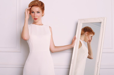 美麗的女人在鏡子復(fù)古連衣裙