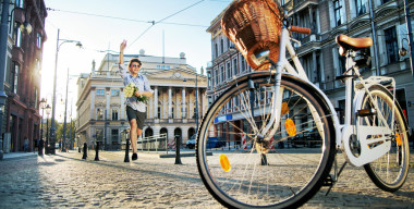 一个运行的家伙拿着玫瑰的肖像