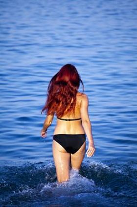 放松在海中的年轻女子
