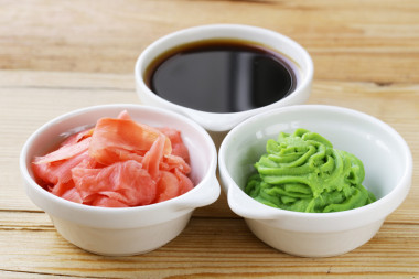 日本芥末醬、 醬油、 腌的姜