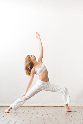 在健身房训练的运动型女孩图片