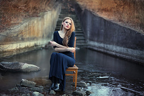 性感漂亮的女孩坐在冰上椅子上