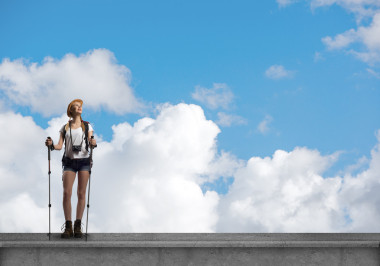 年輕女子名徒步旅行者