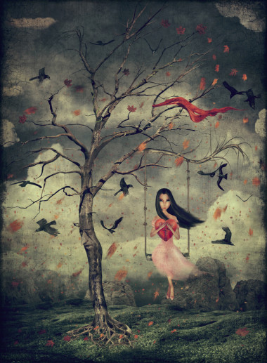 在樹林里的秋千上的女孩