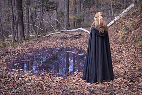 金发女孩穿着黑色披风图片
