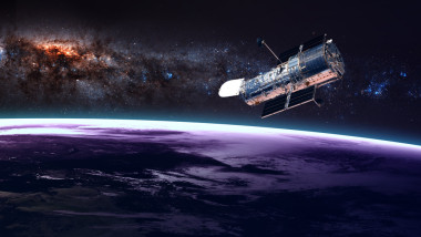 哈勃太空望遠(yuǎn)鏡在地球上空的軌道上。由 Nasa 提供的這幅圖像的元素