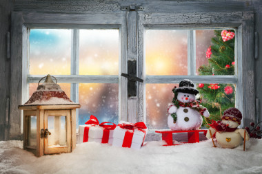 atmosférica decoración de alféizar de la ventana de Navidad