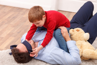 一個可愛的男人和他的孩子在一起玩