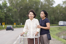使用助行器的高级女子过马路图片