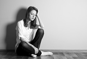 伤心十几岁的女孩在楼墙附近