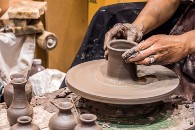 工作在陶器上的手.圖片