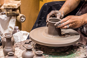 工作在陶器上的手.图片