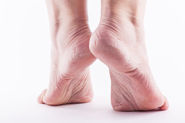 白色背景下穿着干高跟鞋的女人特写