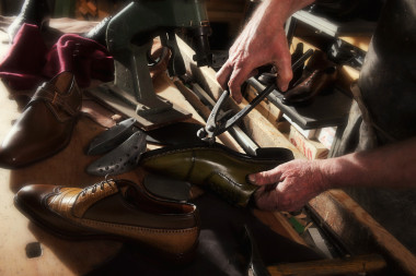 工匠制作豪華手工鞋