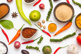 药草和白色背景上烹饪香料.图片