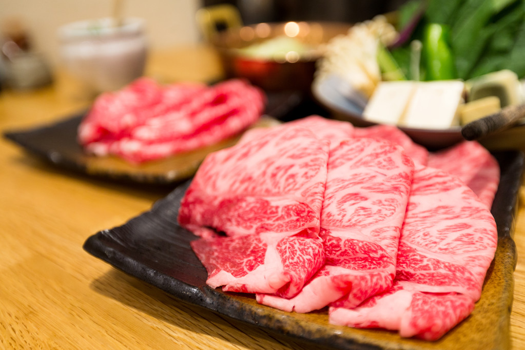 新鲜的牛肉切成薄片的日本火锅 新鲜的牛肉切成薄片的日本火锅
