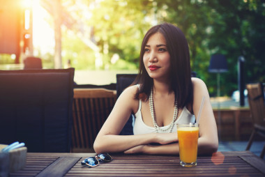 亞洲女人坐在現(xiàn)代的咖啡館圖片