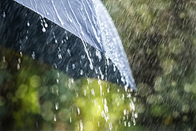 雨滴落在伞上图片
