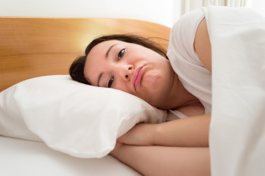 一個美麗的記者與吸煙的話的肖像灰色背景和空間副本