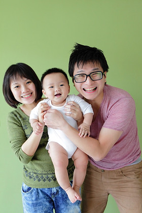 幸福的家庭、 母亲、 父亲和他们的孩子