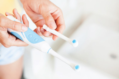 更換噴嘴電刷的女人