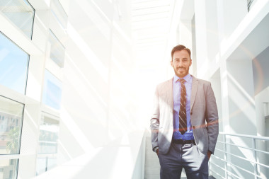 身著豪華西裝的微笑商人