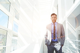 身着豪华西装的微笑商人