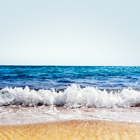 在沙滩上海中的波浪