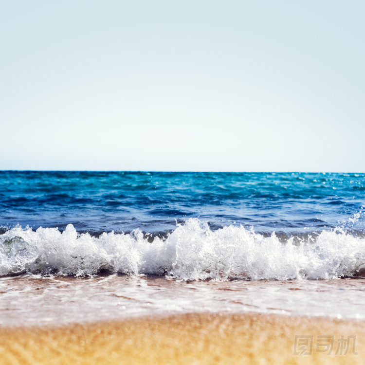在沙灘上海中的波浪