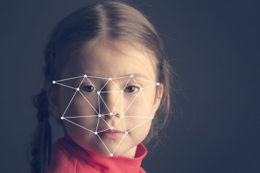 生物特征認(rèn)證標(biāo)志的小女孩照片