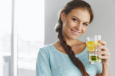 健康生活方式和食物喝水果水的女人排毒H