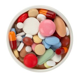 彩色的药丸在白碗-顶视图