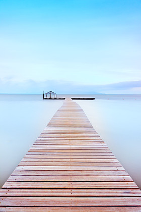 在寒冷的气氛中的木墩。托斯卡纳海岸