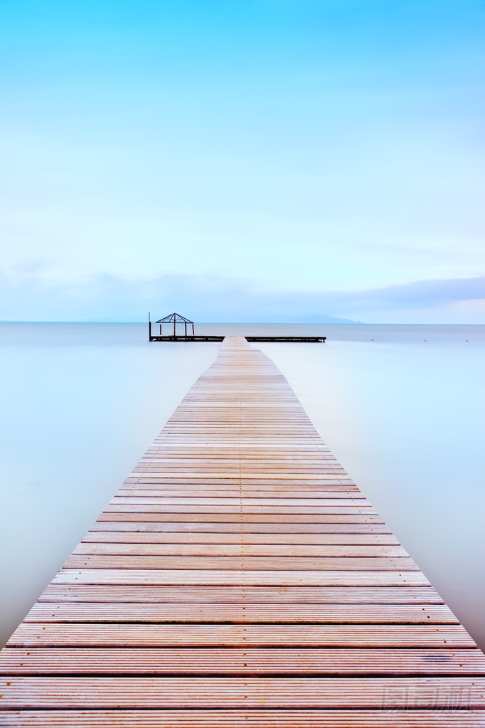 在寒冷的氣氛中的木墩。托斯卡納海岸