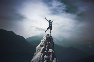 跳躍在山頂?shù)娜?>
                        </a>
                        <div   id=