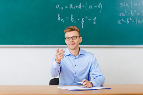 教授检查学生上课出勤率