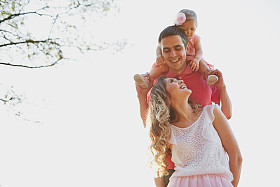 美丽的三口人，爸爸妈妈和女儿的家庭