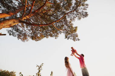 美麗的三口人，爸爸媽媽和女兒的家庭