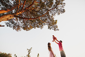 美丽的三口人，爸爸妈妈和女儿的家庭