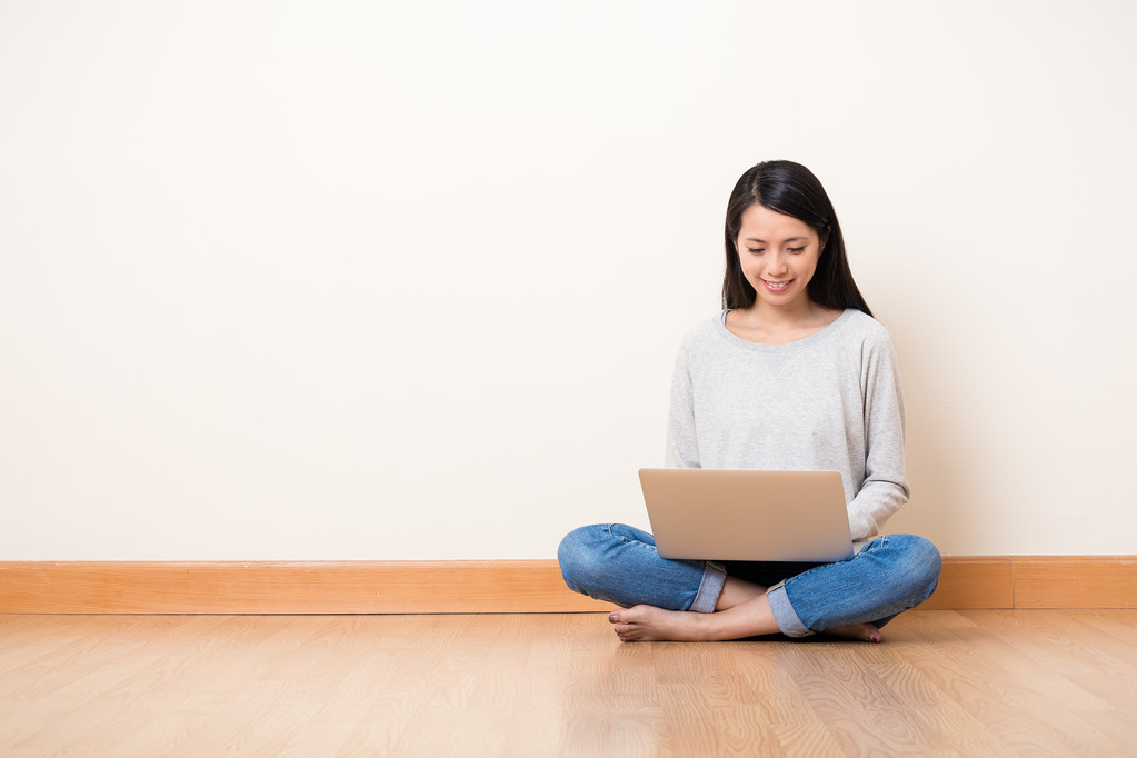 亚裔女子和笔记本计算机图片