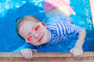 游泳池里的小女孩圖片