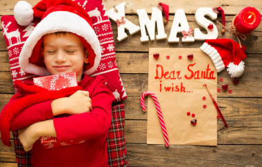给圣诞老人的礼物和圣诞信的男孩