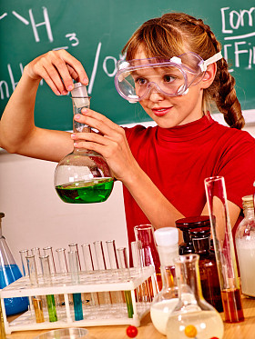 在化学课堂中的儿童